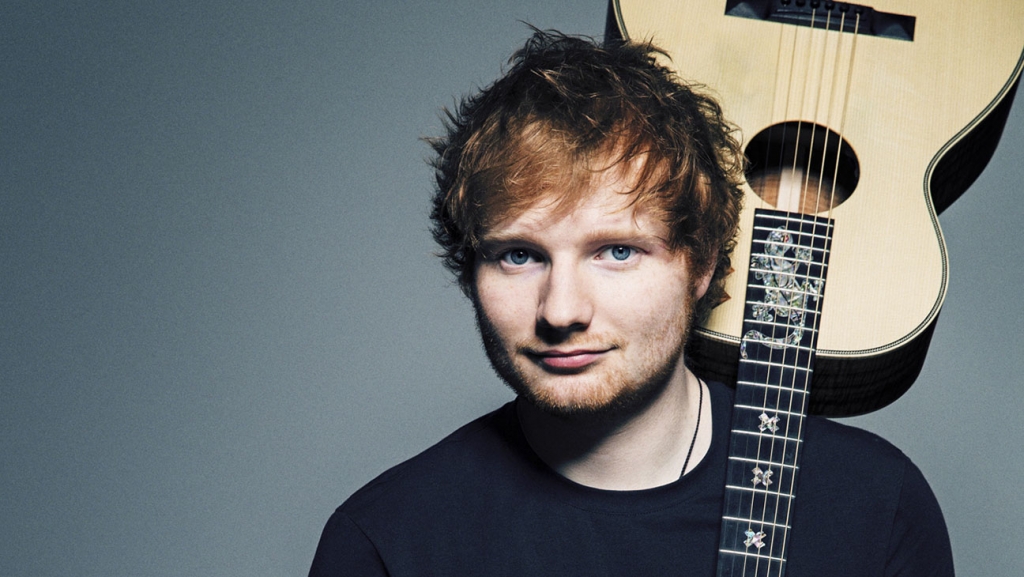Ed Sheeron thyen protokollin mbretëror, ndërkohë që Princi Charles po e dekoronte
