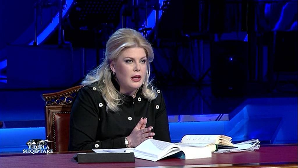 ‘Zoti Eni!’, Eni Çobanin e bëjnë burrë ‘live’, ja si reagon gjyqtarja më e famshme shqiptare!