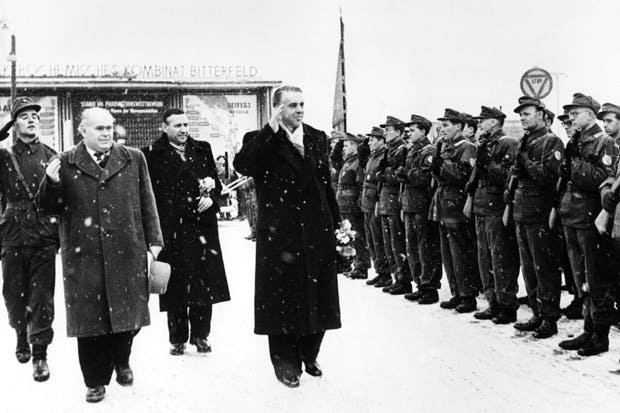 Zbulohen prapaskenat, ja kush do e merrte pushtetin pas vdekjes së Enver Hoxhës