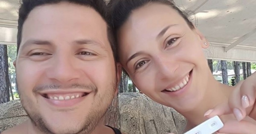 Ami po bën blerjet për barkun që i rritet apo për vajzën? Fotografohet në një qendër tregtare