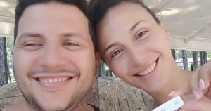 Ami po bën blerjet për barkun që i rritet apo për vajzën? Fotografohet në një qendër tregtare