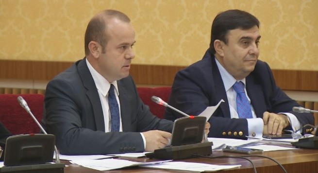 Dokument/ Skandali me drejtorin e Rilindjes: Tender 60 milionësh për arredimin e zyrës…