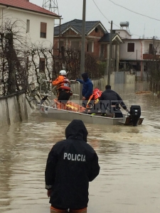 Shpëtohet nga përmbytja 9 vjeçari i paralizuar në Fushë- Krujë
