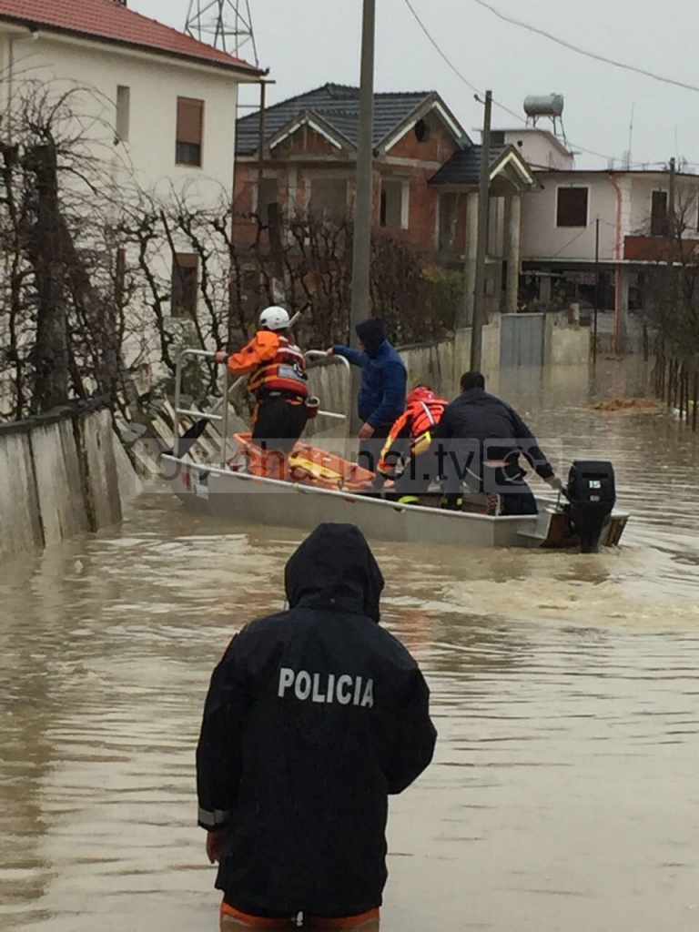 Shpëtohet nga përmbytja 9 vjeçari i paralizuar në Fushë- Krujë