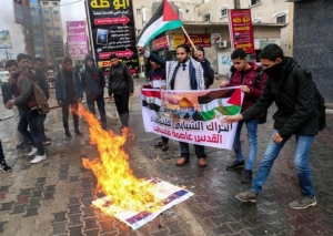 Jeruzalemi, bota kundër Trump. Në Gaza digjen flamujt amerikanë