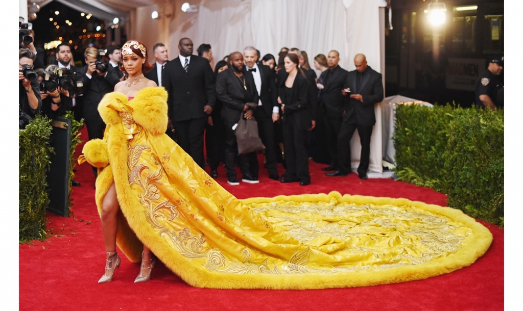 Shqiptarja imiton këtë veshje të Rihanna-s dhe ja rezultati