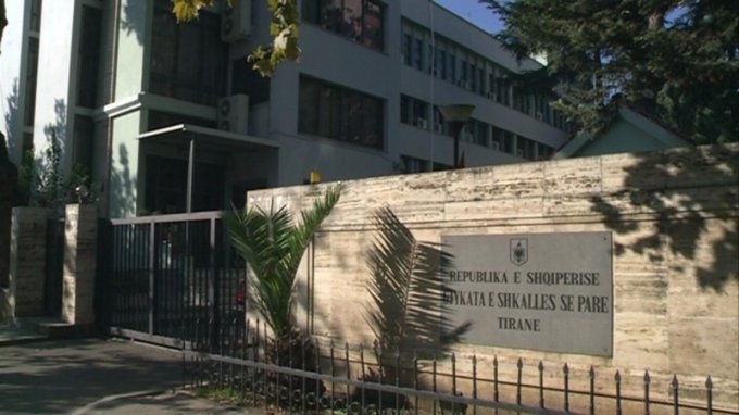 Skandali/ Gjykata i falsifikon vendbanimin për ta mbajtur në burg
