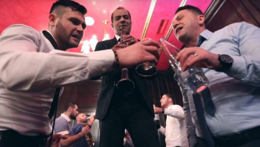 Lali Eri ‘live’ në Paskuqan! Batuat e Bes Kallakut dhe Erion Isait me Metën dhe Veliajn
