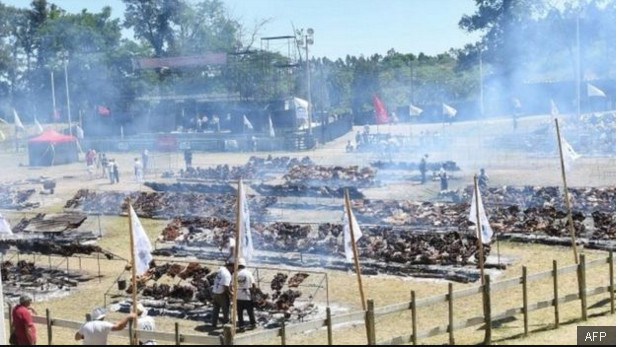 Adhuruesit e mishit të pjekur, ja vendi që organizoi Barbeque me 16 ton mish