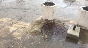 Shpërthejnë ujërat e zeza në Sarandë, ‘pushtojnë’ bulevardin