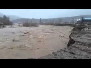 Rreshjet e shiut/ Lumi “Shkumbin”, përmbyt tokat dhe u afrohet banesave