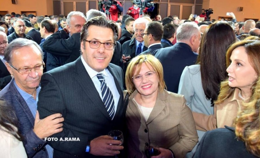 Rama nuk uron 27 vjetorin e PD-së, por ja si pozon deputetja e PS në festë…