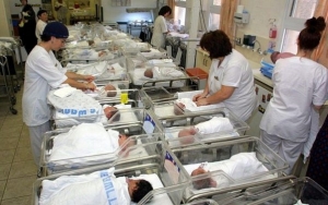Izrael/ Një nënë sjell në jetë fëmijën e saj të 20-të