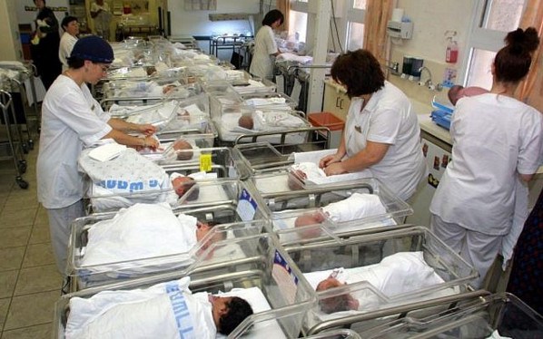 Izrael/ Një nënë sjell në jetë fëmijën e saj të 20-të