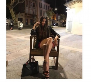 Kjo ruse po çmend njerëzit me këmbët e saj të gjata