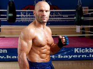 Kampioni i Kick Box-it çudit në emision: Jam rrahur nga një femër