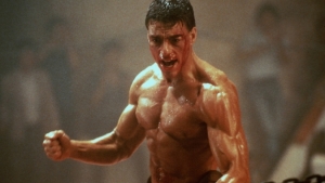 Jean-Claude Van Damme edhe pse 57 vjeç, jep spektakël me artet marciale në tapetin e kuq