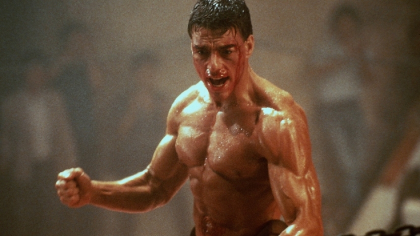 Jean-Claude Van Damme edhe pse 57 vjeç, jep spektakël me artet marciale në tapetin e kuq