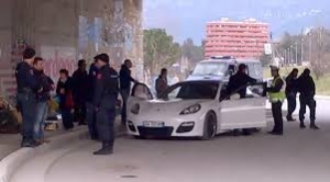 Denoncimi/ Makinat e vjedhura në Kosovë blihen me kanabis në Shqipëri