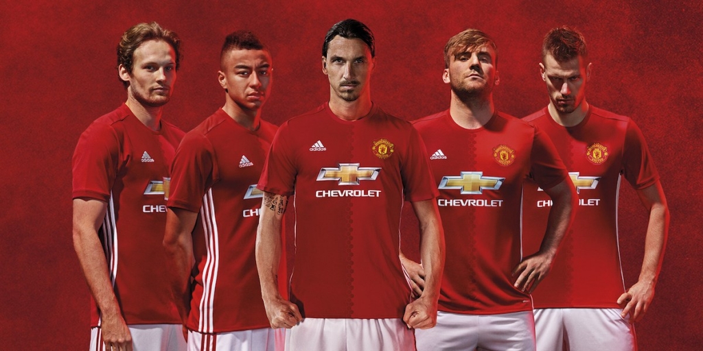 United ndjek liderin në Angli, mposht Arsenalin