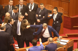 Kuvendi miratoi rezolutën kundër dhunës ndaj grave, por deputeti i PS nuk ndalet…