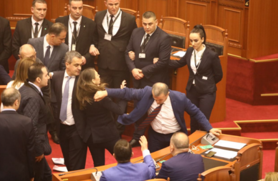 Kuvendi miratoi rezolutën kundër dhunës ndaj grave, por deputeti i PS nuk ndalet…