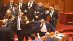 Monika, kryetarja që vë në rresht policët