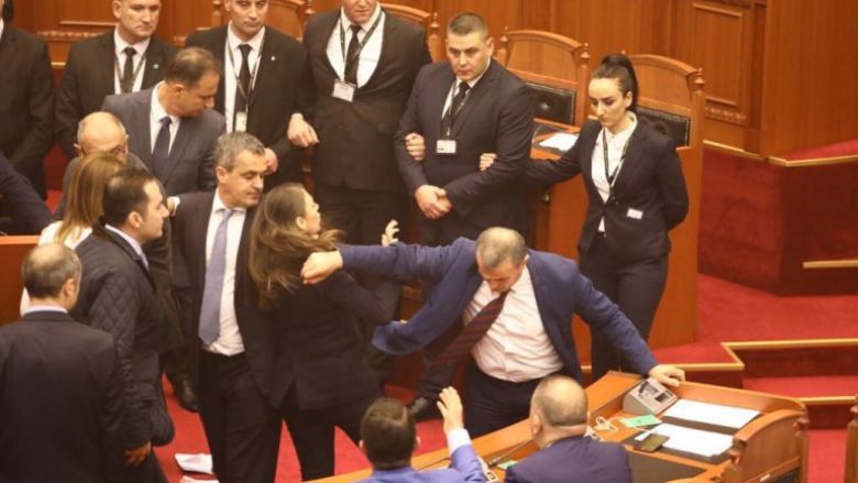 Monika, kryetarja që vë në rresht policët