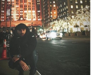 Ledri Vula puthet me një vajzë në mes të New York-ut, videoja po bën xhiron e rrjetit (VIDEO)