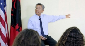 Ëndrra e ambasadorit Lu, ish-ministri: Si astronaut po sillet, e sheh realitetin nga hapësira