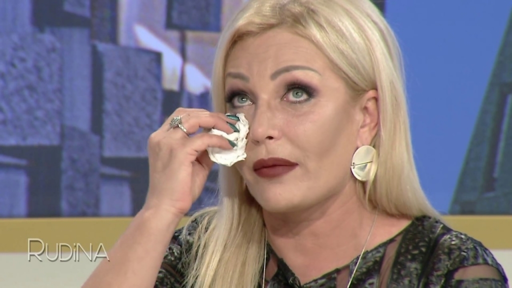 “S’më bën dora çfarë të shkruaj”, këngëtarja humb njeriun e saj të dashur