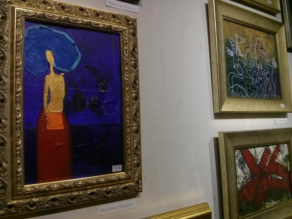 Artistët shqiptarë shesin piktura me çmime të lira në ekspozitën shitëse në MONET