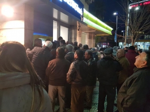 Naftëtarët presin pagat para bankomatit, por llogaritë janë bosh