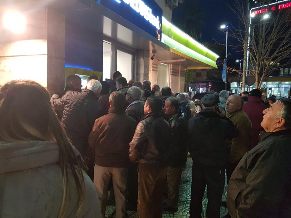 Naftëtarët presin pagat para bankomatit, por llogaritë janë bosh