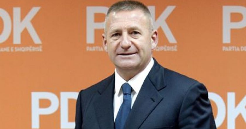 Nard Ndoka uron 2018 me ‘poetin e mjerimit’: Pa Ramën…