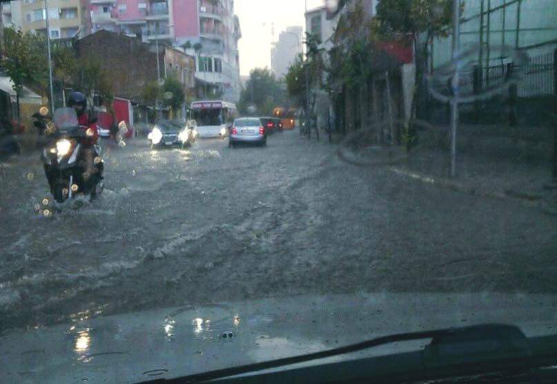 Pamje te frikshme, mund të ketë edhe viktima. Asnjë polic tek City Park