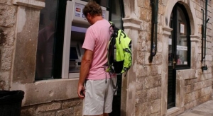 E vendosi PIN-in dhe përnjëherë bankomati filloi të “vjellë” para pa ndërprerë