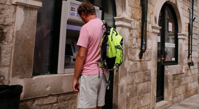 E vendosi PIN-in dhe përnjëherë bankomati filloi të “vjellë” para pa ndërprerë