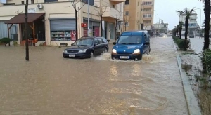 VIDEO/ Përmbytje, uji pushton rrugë e qytetit të Lezhës dhe Shëngjinit