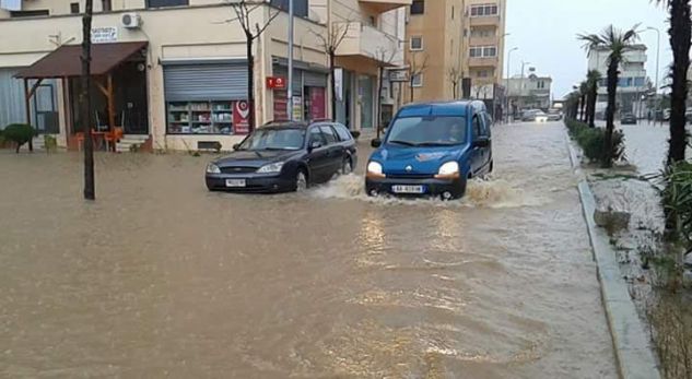 VIDEO/ Përmbytje, uji pushton rrugë e qytetit të Lezhës dhe Shëngjinit