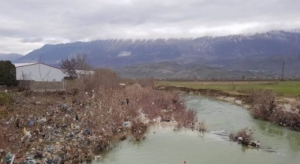 FOTO SA 1000 fjalë! Vetëm plehra në  aksin nocional  Gjirokastër- Kakavijë