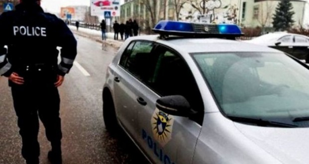 E çuditshme në Britani, polici “vuan” për të kthyer makinën