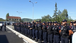 VIDEO/ FNSH ndërhyn me gomone për të evakuuar banorët