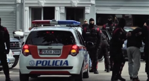 I forti” nga Pogradeci godet me grusht policin, por e pëson keq…