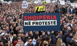 Antikomunistët i bashkohen thirrjes së opozitës për protestë, kanë një mesazh për shqiptarët