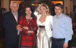 Rajmonda Bulku gjyshe, njihuni me familjen e saj