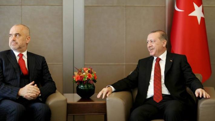 Rama “peng” i Erdogan/ Refuzon drekën me Donald Trump…