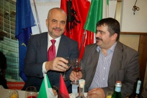 25 minuta video për Ramën/ Ish-deputeti bllokohet në makine nga permbytja e rrugës
