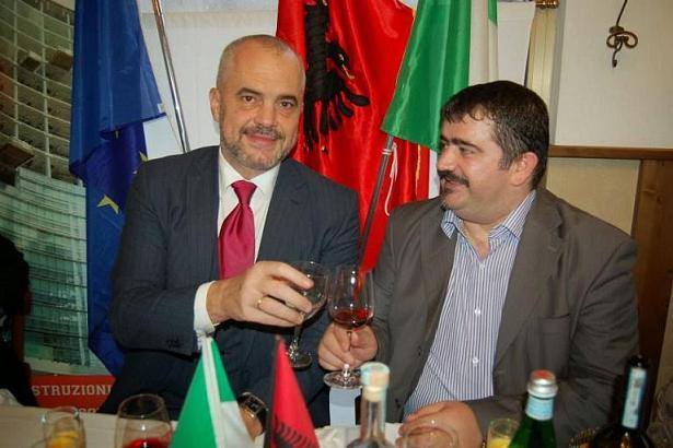 25 minuta video për Ramën/ Ish-deputeti bllokohet në makine nga permbytja e rrugës