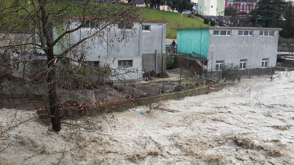 Situatë kritike, shembet Ura e Drojës në Mamurras